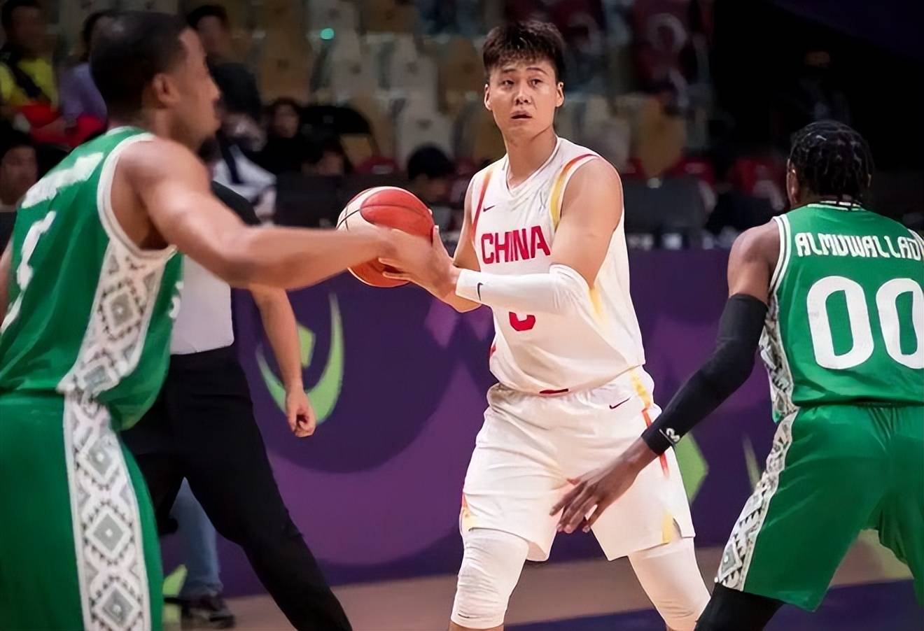 芒果体育-燕赵雄鲨队惊险晋级关中山猫队，足球巡回赛上演关键失误成转折！黑马成最大惊喜的简单介绍