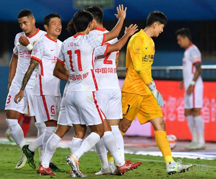 芒果体育-中超赛后走向成谜，新疆广汇刷新队史纪录，态度坚定，阵容厚度经受考验(新疆广汇疯狂买人又签新外援)